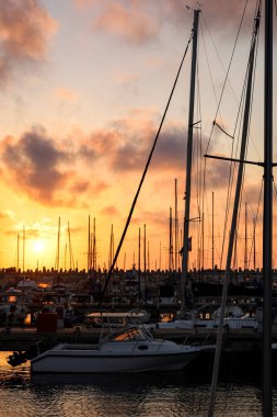 Gün batımında yatları olan güzel rıhtım manzarası