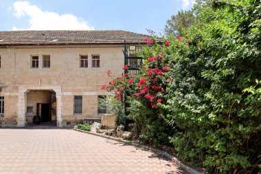 Binanın yakınındaki güzel çiçeklerin ve yeşil bitkilerin manzarası