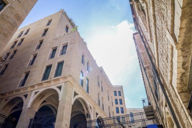 Şehirdeki güzel taş binaların manzarası