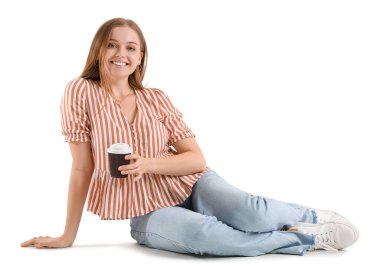 Beyaz arka planda oturan bir fincan kahveyle güzel bir kız.