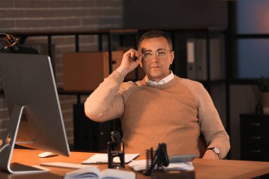 Olgun muhasebeci geceleri ofiste oturuyor.