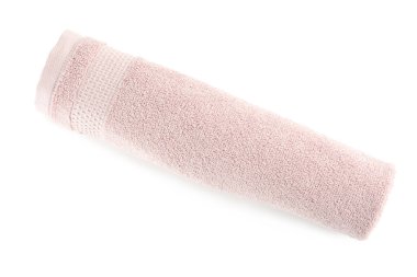 Yuvarlanmış yumuşak havlu beyaz arkaplanda izole edilmiş.