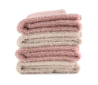 Beyaz arkaplanda izole edilmiş katlanmış yumuşak havlu yığını