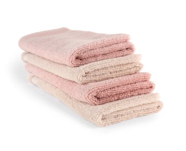 Beyaz arkaplanda izole edilmiş katlanmış yumuşak havlu yığını