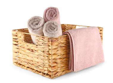 Yuvarlanan yumuşak havlular beyaz arkaplanda izole edilmiş.