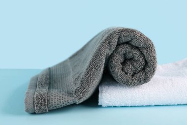 Mavi arka planda temiz yumuşak havlular