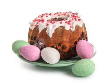 Lezzetli Paskalya pastası ve beyaz arka planda boyanmış yumurtalar.