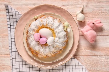 Lezzetli Paskalya pastası, yumurta ve tavşancıklar hafif ahşap arka planda