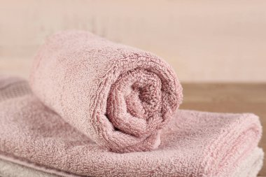 Ahşap masada temiz pamuk havlular.