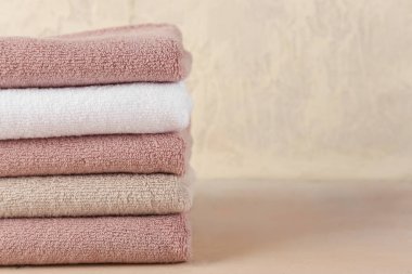 Ahşap masada katlanmış yumuşak havlular yığını