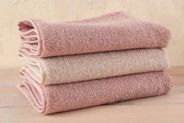 Ahşap masada katlanmış yumuşak havlular yığını