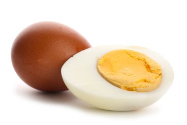 Beyaz arka planda izole edilmiş lezzetli haşlanmış yumurtalar.