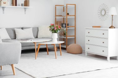 Astromerya çiçekleriyle modern oturma odasının şık bir iç mekanı.