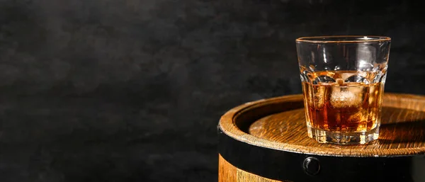 Glas Whisky Trä Fat Mot Mörk Bakgrund Med Utrymme För — Stockfoto