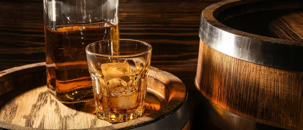 木製の樽の上のガラスとウイスキーのボトル — ストック写真