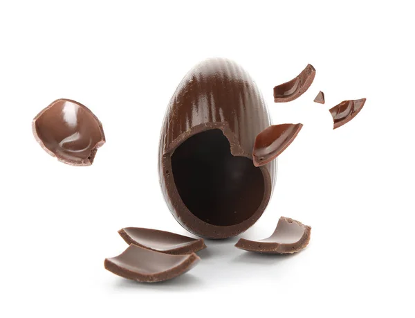Törött Csokoládé Húsvét Tojás Fehér Háttér — Stock Fotó