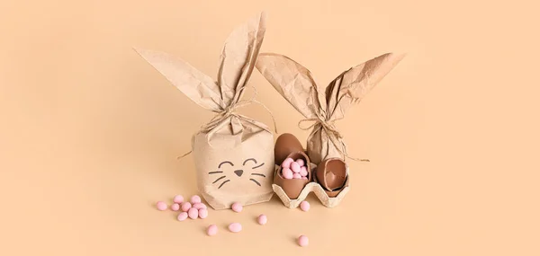 Пасхальные Кролики Подарки Шоколадные Яйца Конфеты Бежевом Фоне — стоковое фото