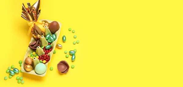 Ovos Páscoa Chocolate Doces Fundo Amarelo Com Espaço Para Texto — Fotografia de Stock