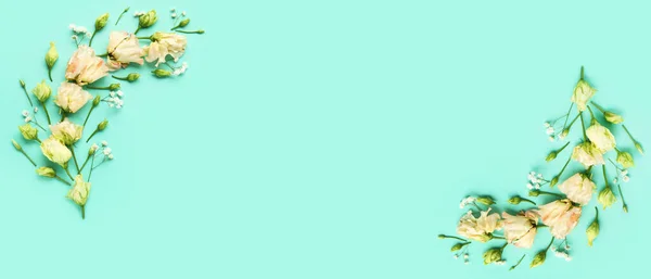 Turkuaz Arka Planda Güzel Eustoma Çiçekleri Olan Kompozisyon — Stok fotoğraf