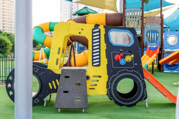 子供の遊び場の車の形のスライド — ストック写真
