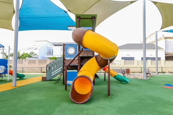 市内のスライド付きの子供の遊び場の眺め — ストック写真