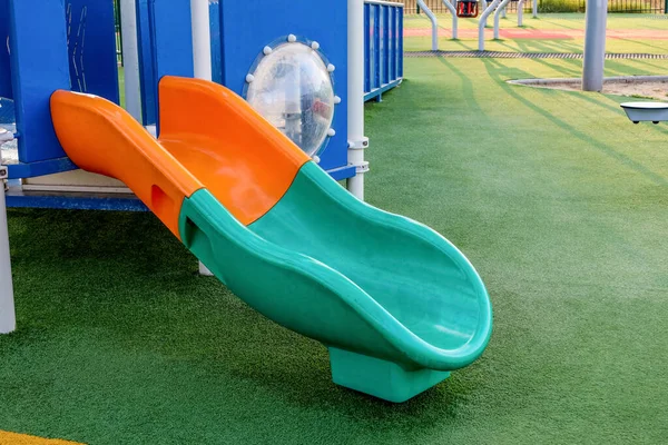 子供の遊び場で明るいスライド — ストック写真