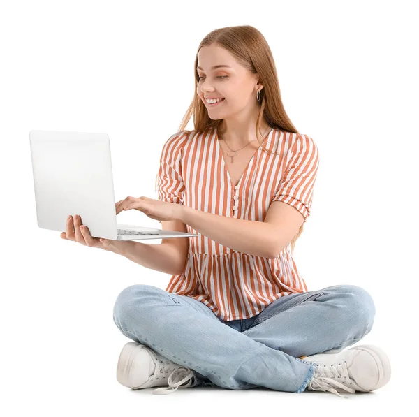 Menina Bonita Usando Laptop Fundo Branco — Fotografia de Stock