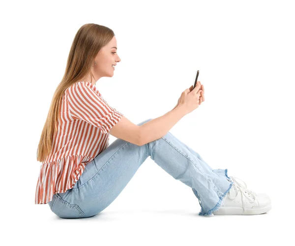 Hermosa Chica Usando Teléfono Móvil Sobre Fondo Blanco — Foto de Stock