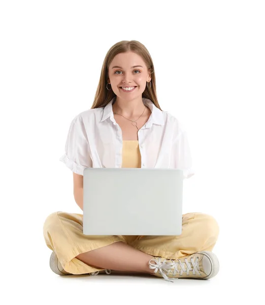 Menina Bonita Com Laptop Sentado Fundo Branco — Fotografia de Stock