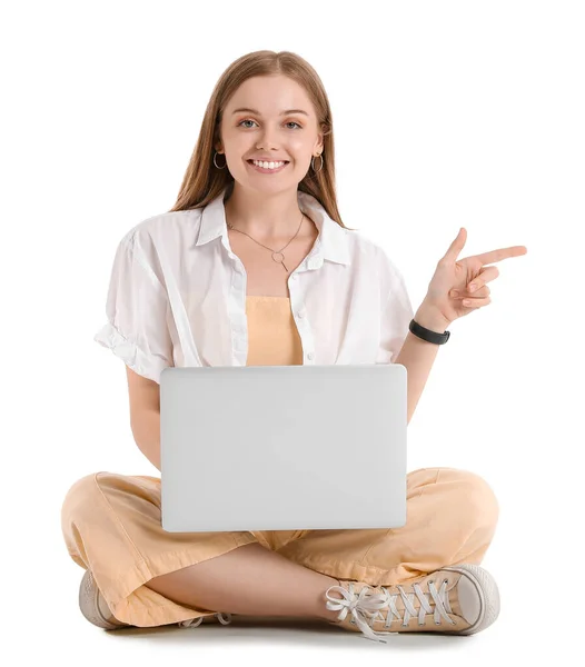 Mooi Meisje Met Laptop Wijzend Iets Witte Achtergrond — Stockfoto