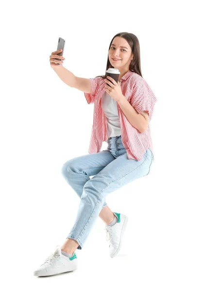 Hübsche Junge Frau Mit Smartphone Und Kaffee Macht Selfie Während — Stockfoto