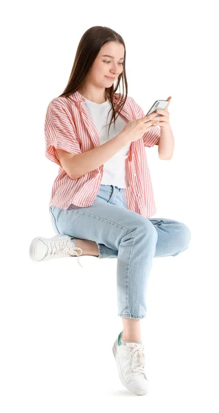 Ładna Młoda Kobieta Nowoczesnym Smartfonem Siedzi Krześle Białym Tle — Zdjęcie stockowe