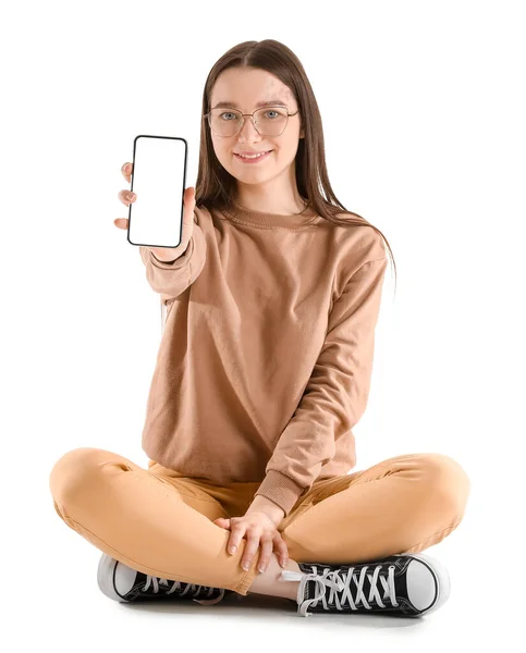 白い背景を持つスマートフォンを持つかなり若い女性 — ストック写真