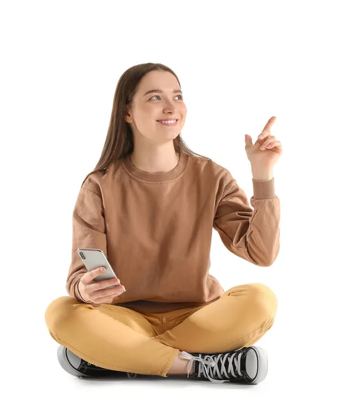 Jolie Jeune Femme Avec Smartphone Pointant Quelque Chose Tout Étant — Photo