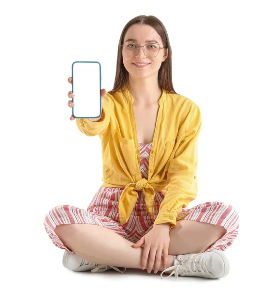Hübsche Junge Frau Mit Smartphone Vor Weißem Hintergrund — Stockfoto