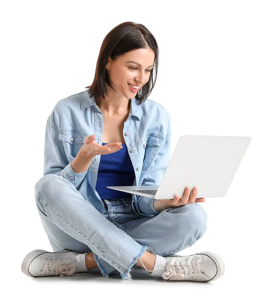 Hübsche Junge Frau Mit Laptop Sitzt Vor Weißem Hintergrund — Stockfoto