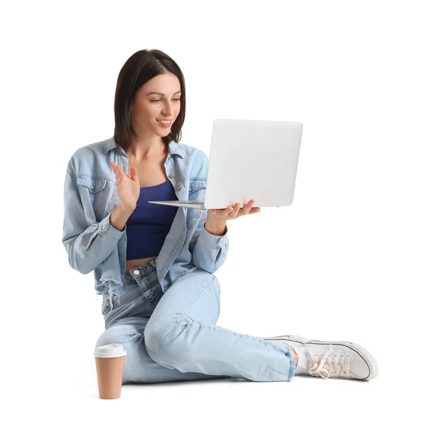 漂亮的年轻女子 有笔记本电脑 背靠着白色的背景 — 图库照片