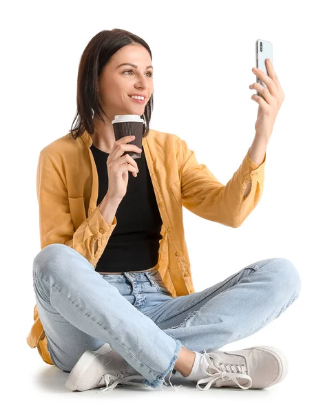 Jolie Jeune Femme Avec Smartphone Café Prenant Selfie Sur Fond — Photo