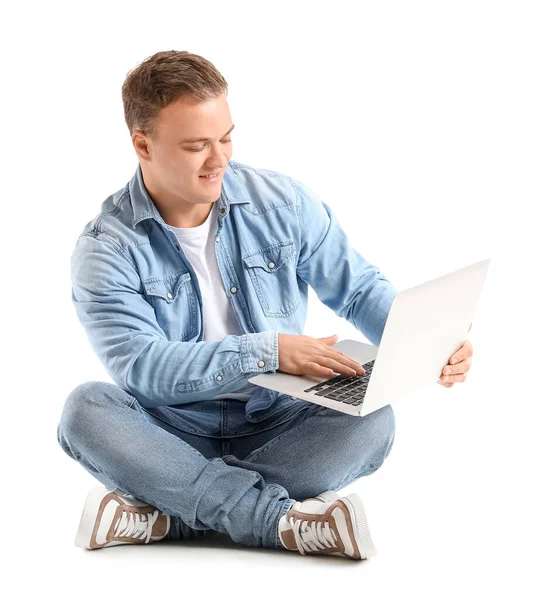 Mladý Muž Pomocí Přenosného Počítače Bílém Pozadí — Stock fotografie