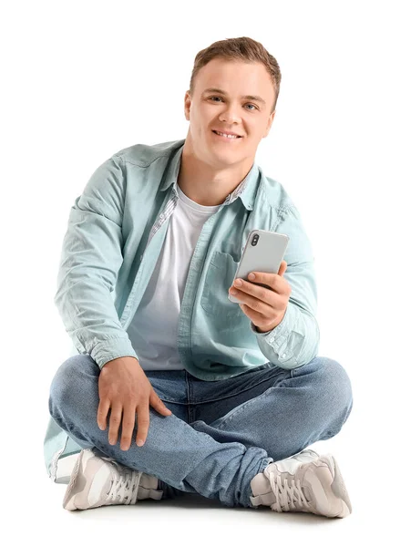 Joven Con Smartphone Sentado Sobre Fondo Blanco — Foto de Stock