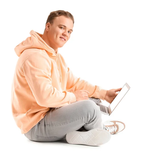 在白色背景下使用笔记本电脑的年轻人 — 图库照片