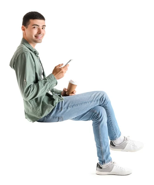 Νεαρός Τύπος Κινητό Τηλέφωνο Και Φλιτζάνι Καφέ Κάθεται Στην Καρέκλα — Φωτογραφία Αρχείου