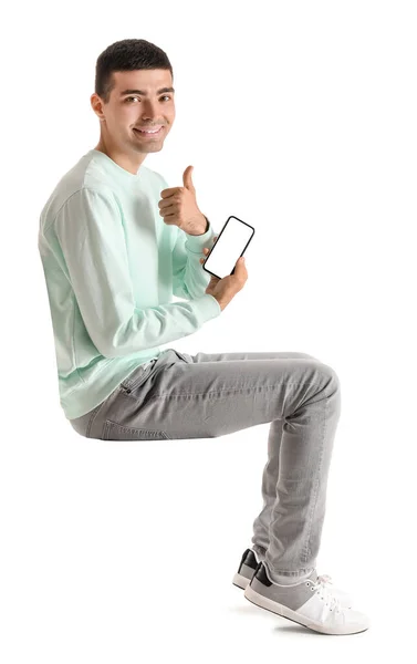 Knappe Kerel Met Mobiele Telefoon Tonen Duim Stoel Witte Achtergrond — Stockfoto