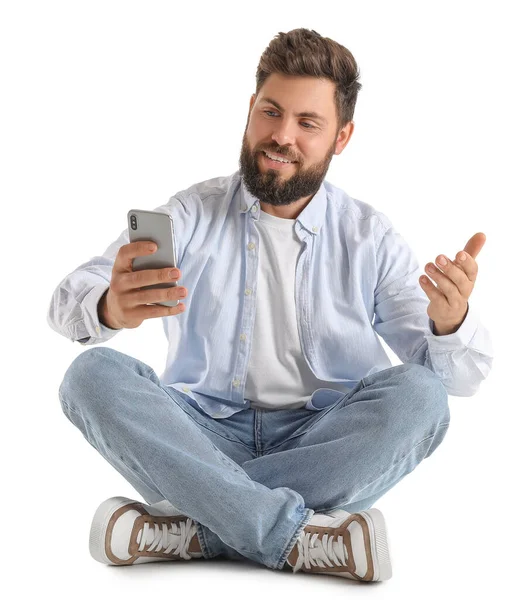 Νεαρός Γενειοφόρος Άντρας Που Χρησιμοποιεί Κινητό Τηλέφωνο Λευκό Φόντο — Φωτογραφία Αρχείου