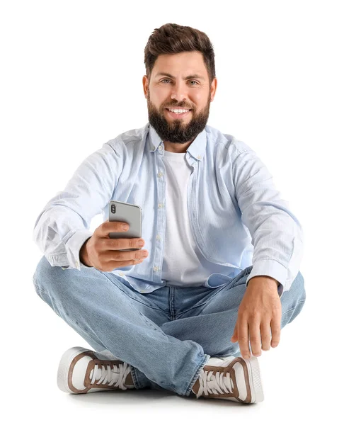Homem Barbudo Jovem Com Telefone Celular Sentado Fundo Branco — Fotografia de Stock