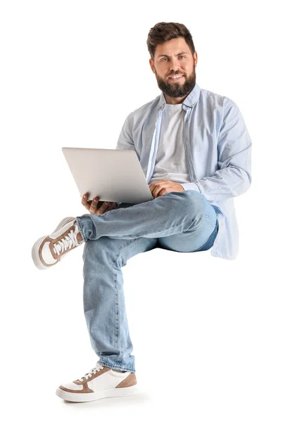 Молодий Бородатий Чоловік Ноутбуком Сидить Кріслі Білому Тлі — стокове фото