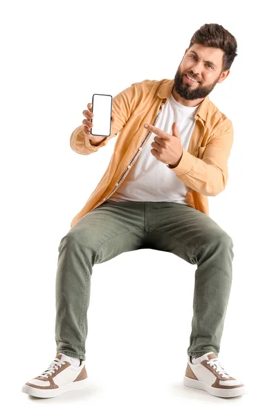 Jovem Barbudo Apontando Para Telefone Celular Fundo Branco — Fotografia de Stock