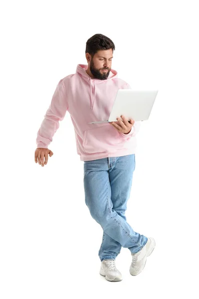 Tampan Pria Berjanggut Menggunakan Laptop Pada Latar Belakang Putih — Stok Foto