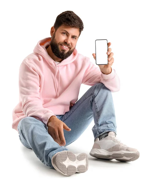 Stilig Skäggig Man Med Mobiltelefon Sitter Vit Bakgrund — Stockfoto