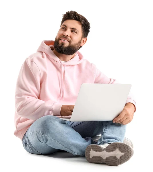 Tampan Pria Berjanggut Dengan Laptop Pada Latar Belakang Putih — Stok Foto